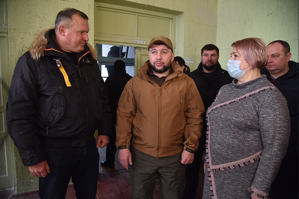 Денис Владимирович проверял ход восстановления детских садиков вместе с мэром Донецка Алексеем Кулемзиным и директором департамента развития строительной отрасли Минстроя. Фото: сайт Главы ДНР