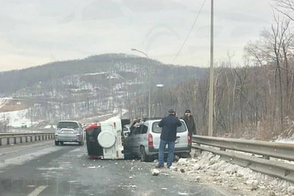 Автомобиль перевернулся во время ДТП во Владивостоке