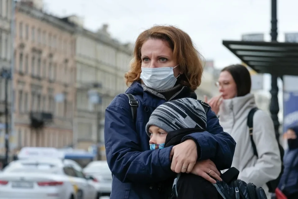 Коронавирусом болеют все больше молодых петербуржцев.