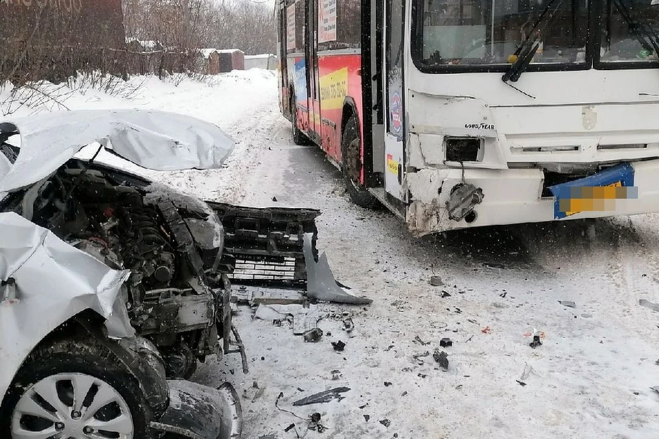 В Новосибирске произошло ДТП с автобусом и такси. Фото: «АСТ-54»