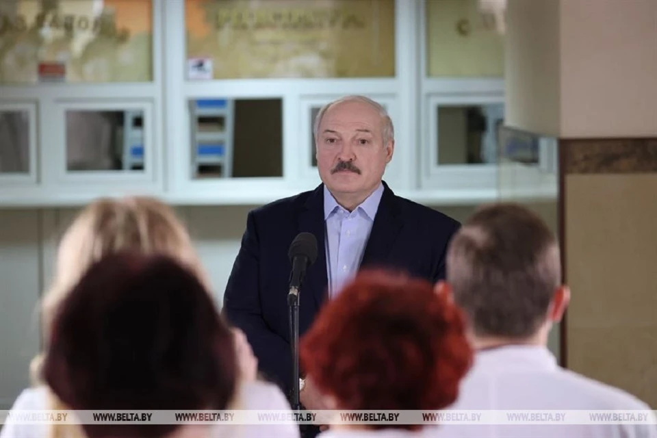 Александр Лукашенко во время визита в райбольницу. Фото: belta.by
