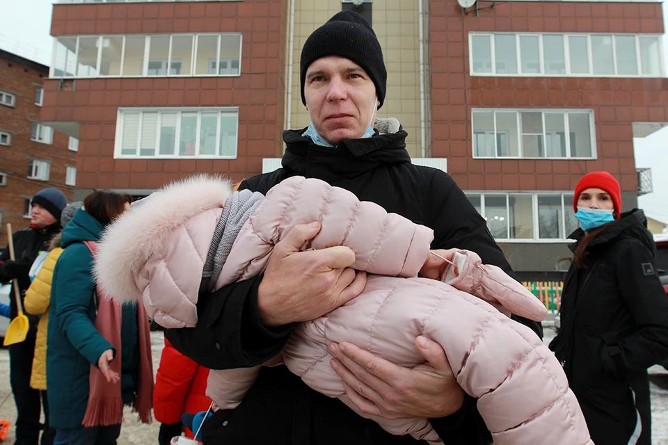 Александр Насонов с младшей дочкой на руках: "Если дом снесут, не знаем куда идти"