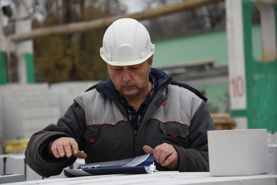 Площадкой для нововведений стал цех силикатного кирпича, где в 2019 году стартовал пилотный проект «Оптимизация производства полнотелового кирпича».