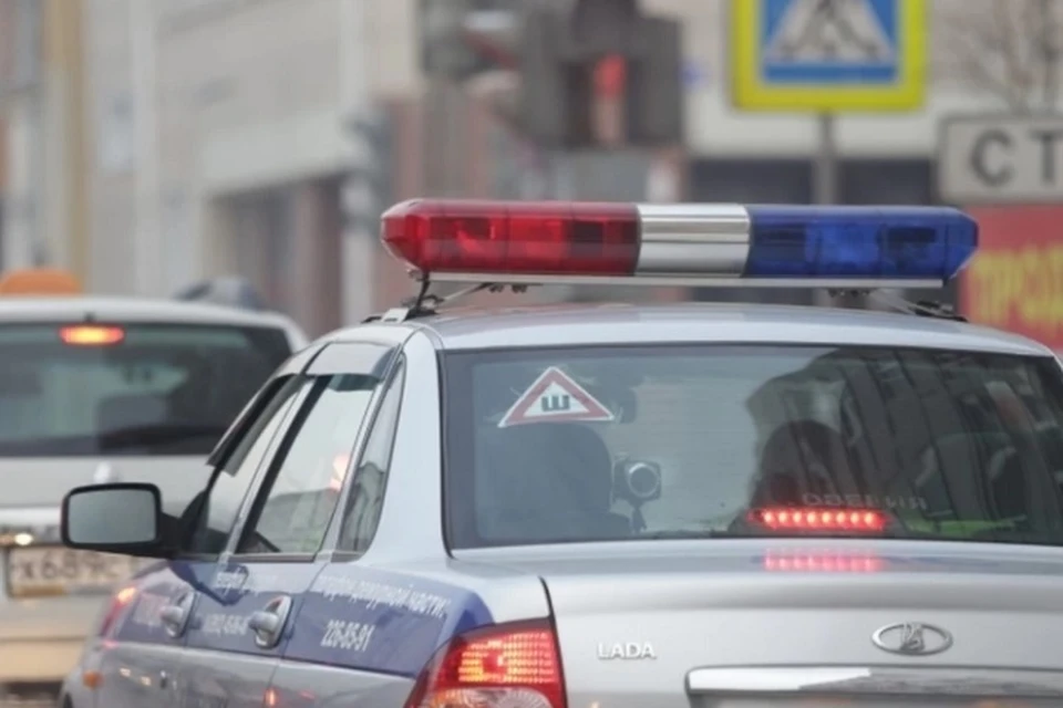 Сотрудники УГИБДД устанавливают обстоятельства аварии