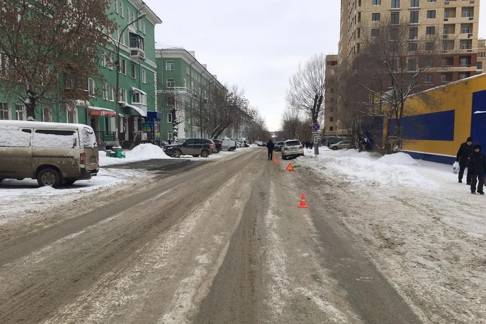 Женщина и ее дочь переходили дорогу не по пешеходному переходу. Фото: ГИБДД по Новосибирску.