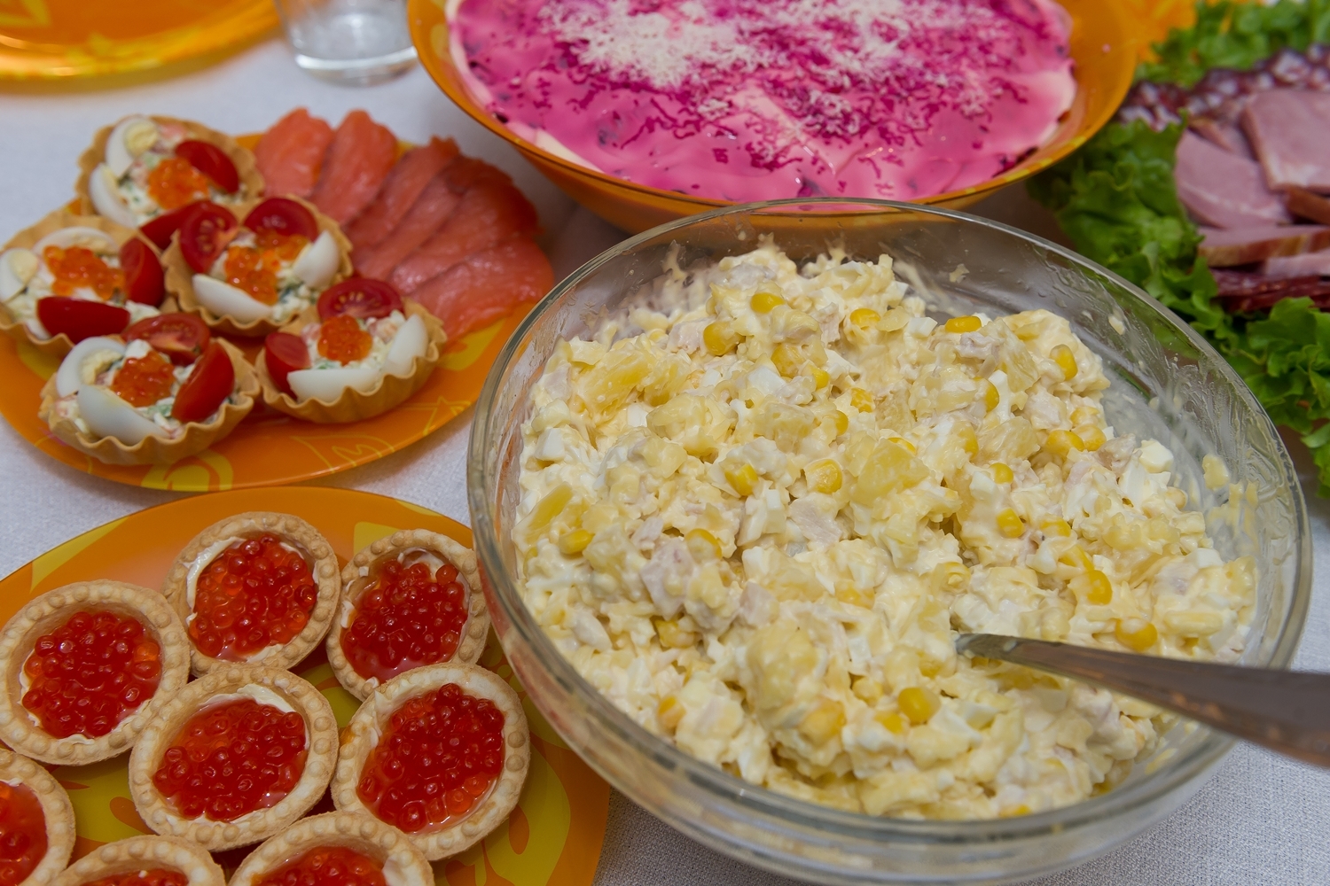 Вместо традиционных майонезных салатов диетологи советуют более "легкие" блюда.