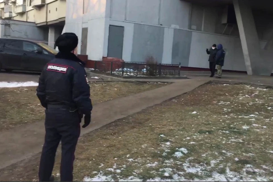Мужчина выпал санкт петербург. Мужчина выпал из окна в Москве. 12.12 Мужчина выпал из окна. Парень упал с окна Москва.