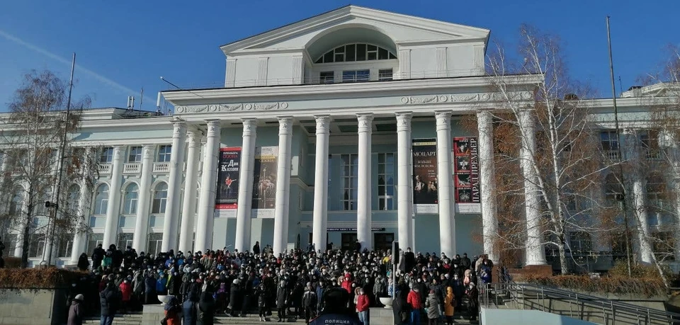 У Царицынской оперы сегодня снова было многолюдно. Несколько сотен волгоградцев записали обращение президенту. Фото: Олег Николаев.