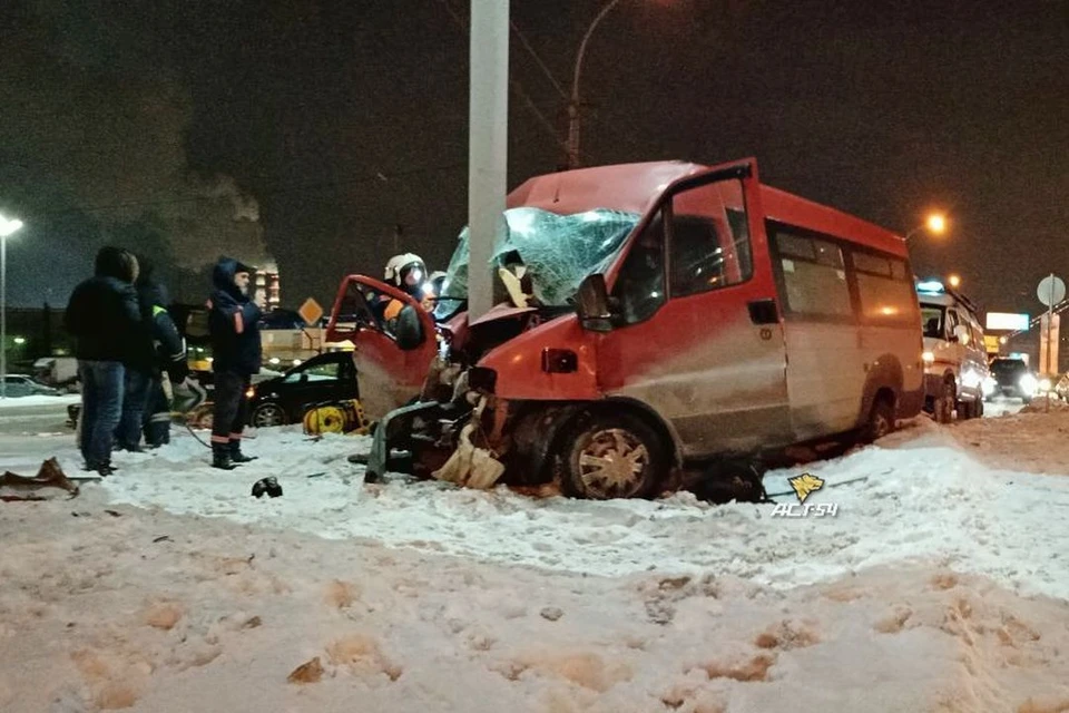 Автобус врезался в столб с рекламой.
