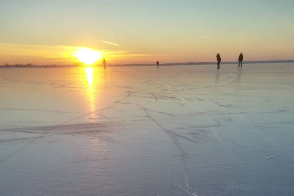 Жители Рыбинска решили опробовать лед водохранилища. ФОТО: группа "Подслушано в Рыбинске" во ВКонтакте