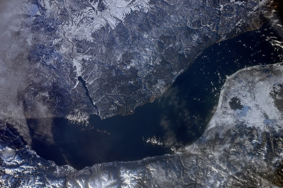 Роскосмос опубликовал новые фотографии Байкала из космоса. Фото космонавта Сергея Рыжикова с сайта Роскосмос.