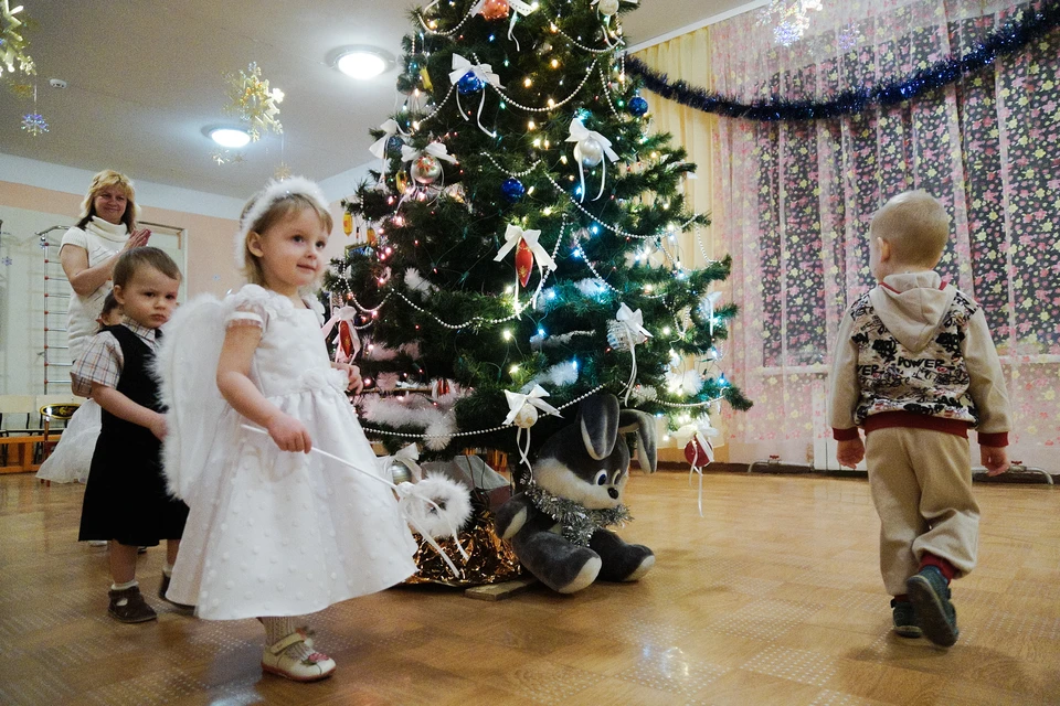Возле елки можно будет только фотографироваться