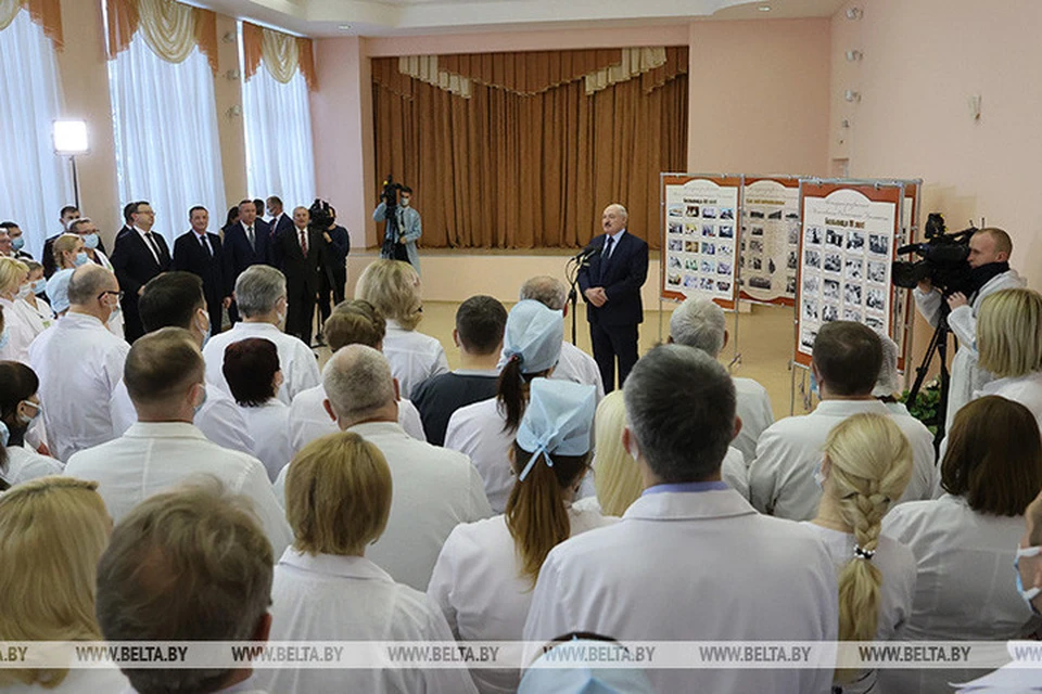 Лукашенко заявил что переболел коронавирусом и надеется, что второй раз "эта зараза" к нему не прицепится. Фото: БелТА