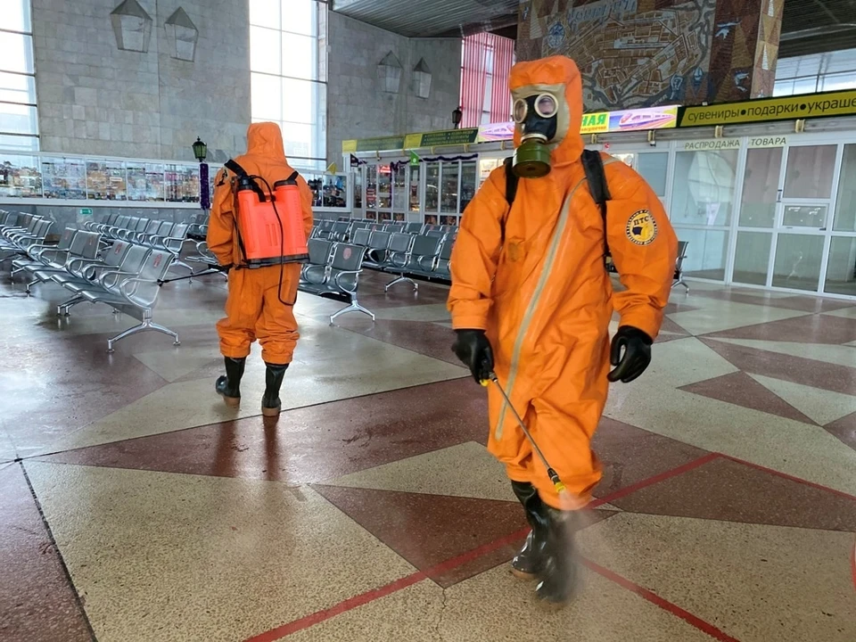 В Югре сотрудники МЧС продолжают дезинфекцию общественных мест Фото: ГУ МЧС России по ХМАО-ЮГРЕ