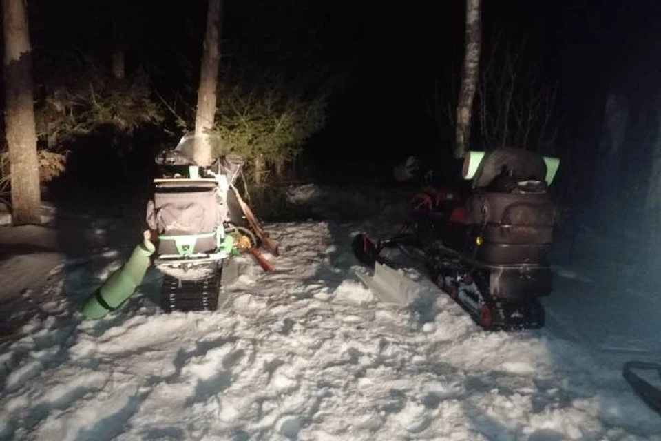 Браконьеры бросили снегоходы и ружья в лесу после охоты на лосих в Кузбассе. ФОТО: пресс-служба МВД России по Кемеровской области.