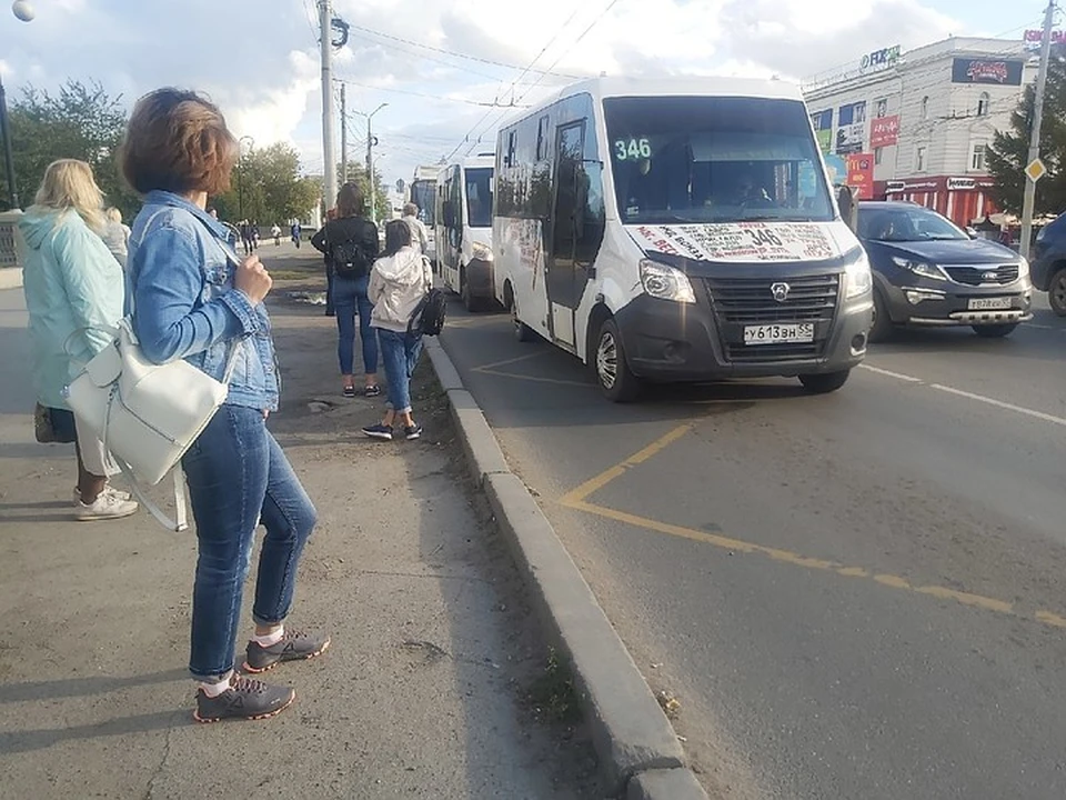 Мальчик не успел зайти в салон маршрутки.