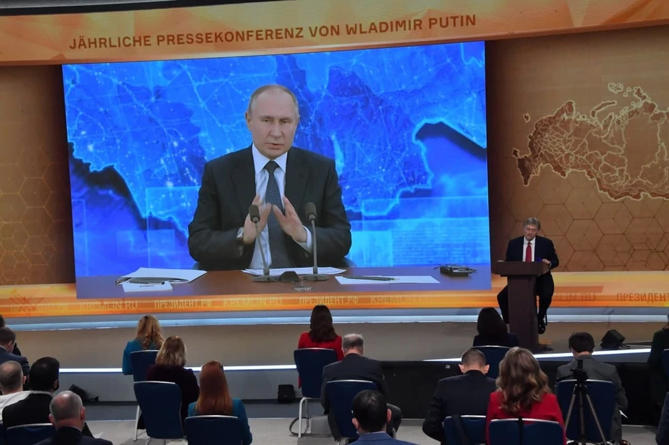 Путин показал, что у него в блокноте