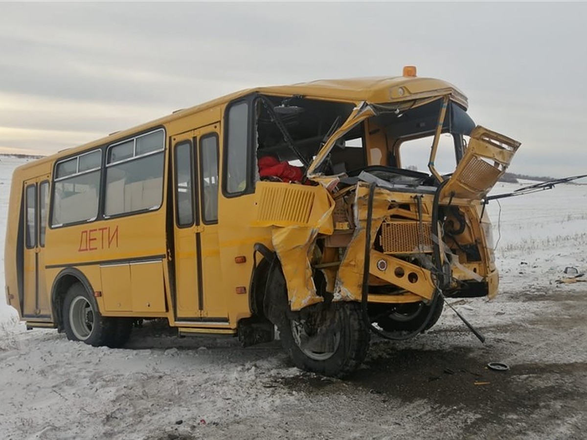 Под Красноярском УАЗ всмятку разбился о школьный автобус: погиб пассажир -  KP.RU