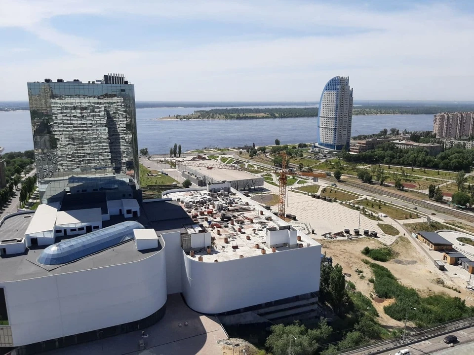 Изначально, здесь должна была быть 6-этажная гостиница, но вырос небоскреб, погрязший в судебных тяжбах.