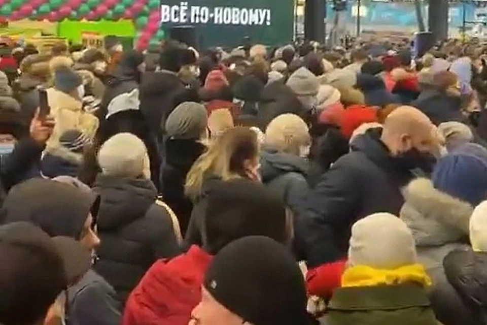 На открытии оказалось яблоку негде упасть