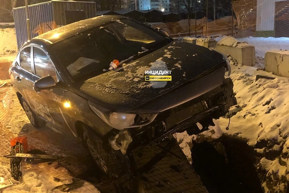 Бетонный блок не дал машине упасть в яму. Фото: "Инцидент Новосибирск".