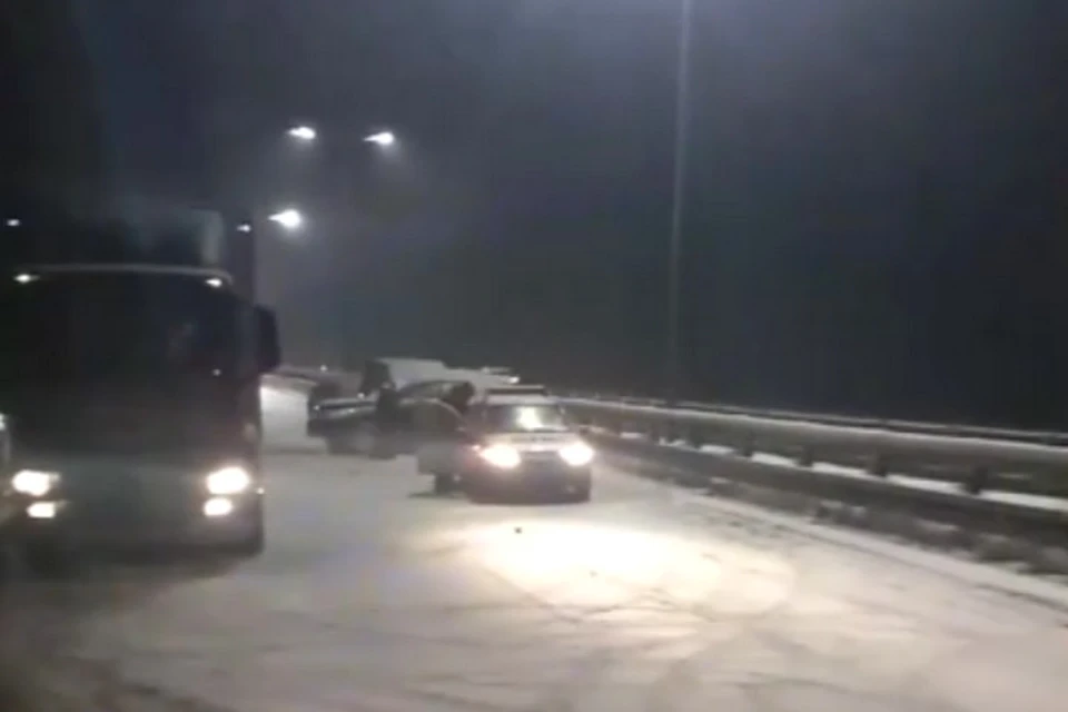 Стали известны подробности массового ДТП на въезде в Кемерово. ФОТО: кадр видео vk.com, "Инцидент Кемерово".