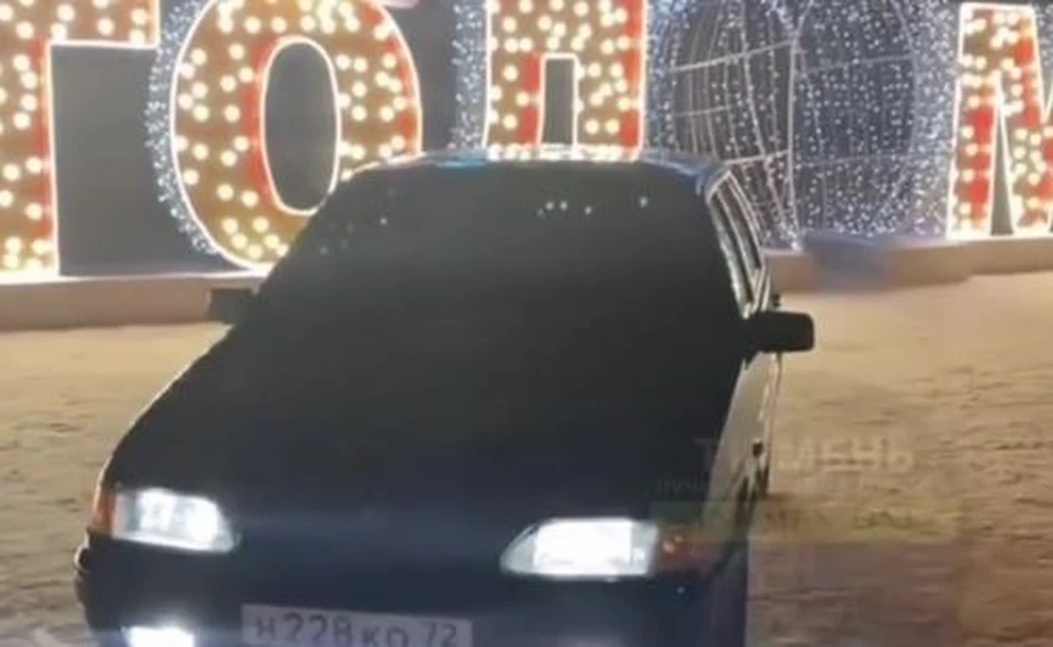 Автомобилист заехал на площадь у драмтеатра, ему грозит штраф. Скриншот из видео.