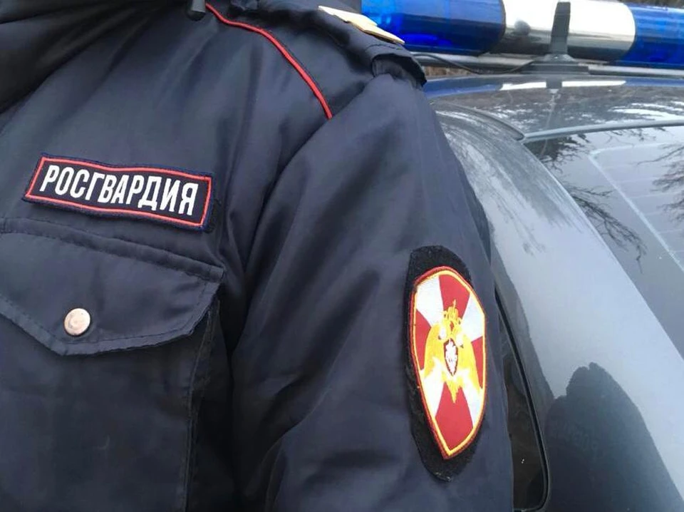 Патруль росгвардии помог медикам попасть в квартиру к пострадавшей девушке.
