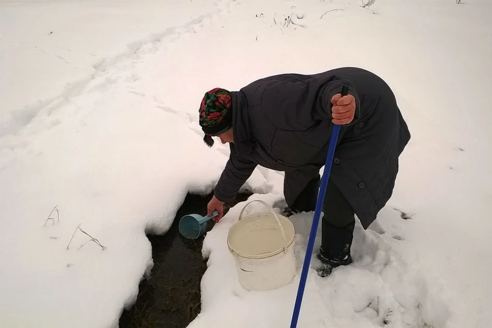 Носить тяжелые канистры с водой жителям приходится с территории местного животноводческого комплекса. Фото: vk.com/onfkirov