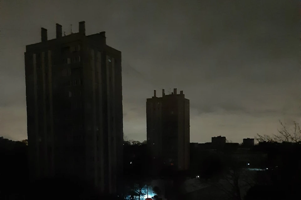 Вернуть свет в дома обещают к 21:00. Фото: vk.com/spb_today