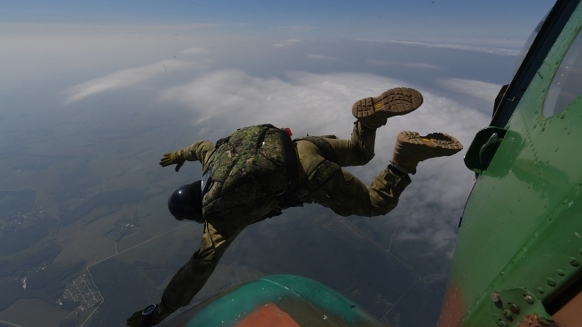 Под Омском в учебном центре ВДВ во время прыжка с парашютом погиб молодой  десантник - KP.RU