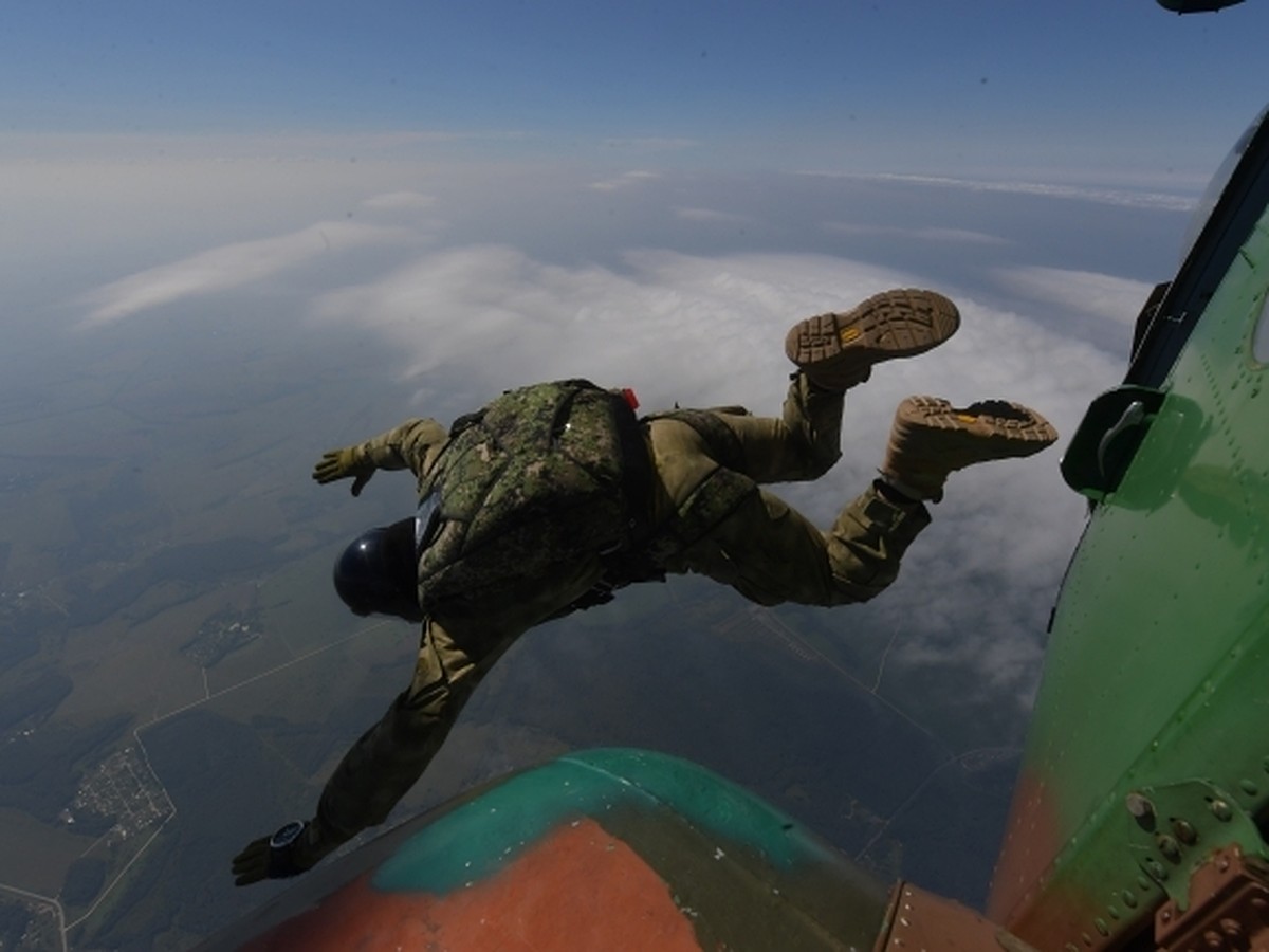 Под Омском в учебном центре ВДВ во время прыжка с парашютом погиб молодой  десантник - KP.RU