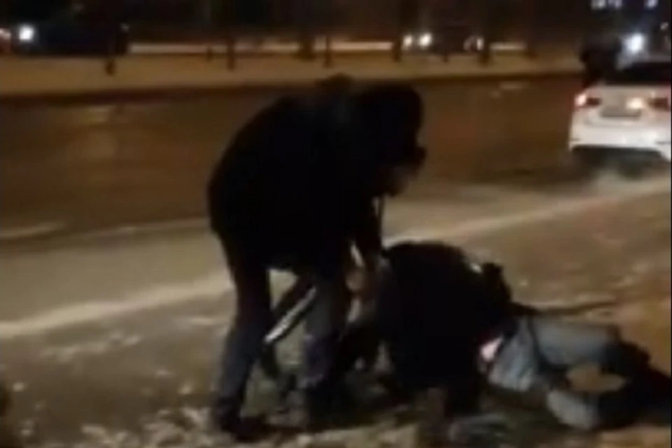 Водитель и пассажир вышли на тротуар и стали драться. Скриншот видео