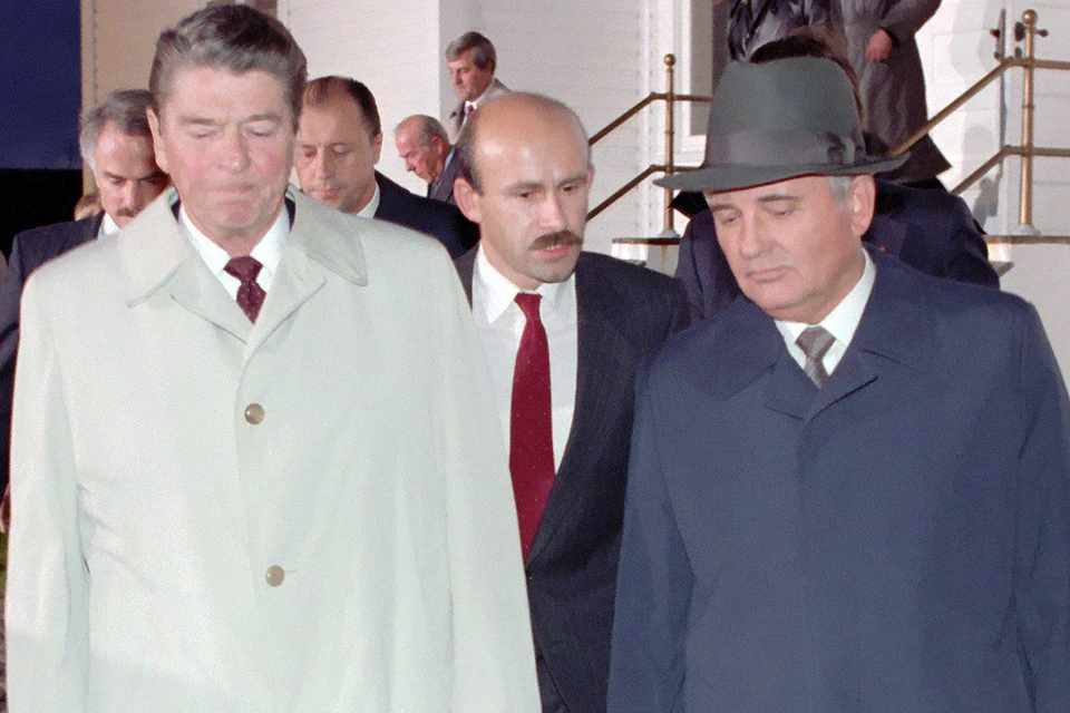 Рональд Рейган и Михаил Горбачев на переговорах в Рейкьявике. В центре - переводчик Павел Палажченко.