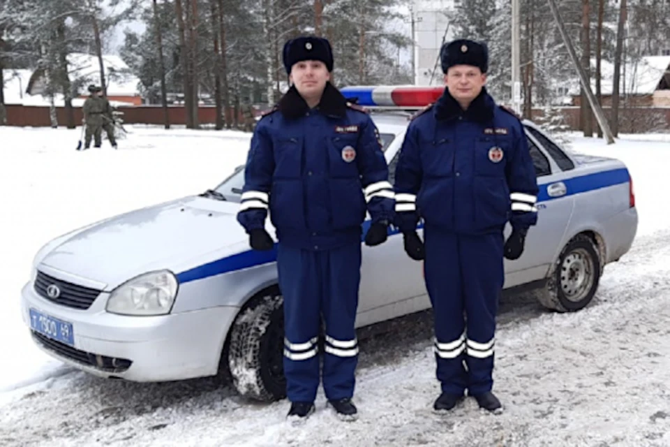 Двое полицейских довезли роженицу до больницы в Тверской области. Фото: пресс-служба МВД Тверской области.