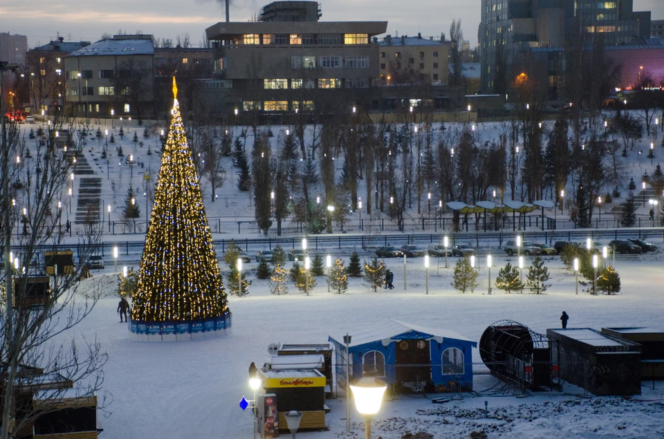 Куда съездить в новогодние праздники 2023. Донецк фото 2021 ночью. Новогодний Волгоград 2021 фото.