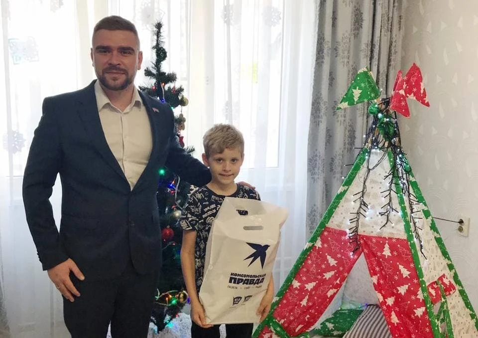 Депутат Калининского района Роман Поливода вручает подарки Коле Тыщенко