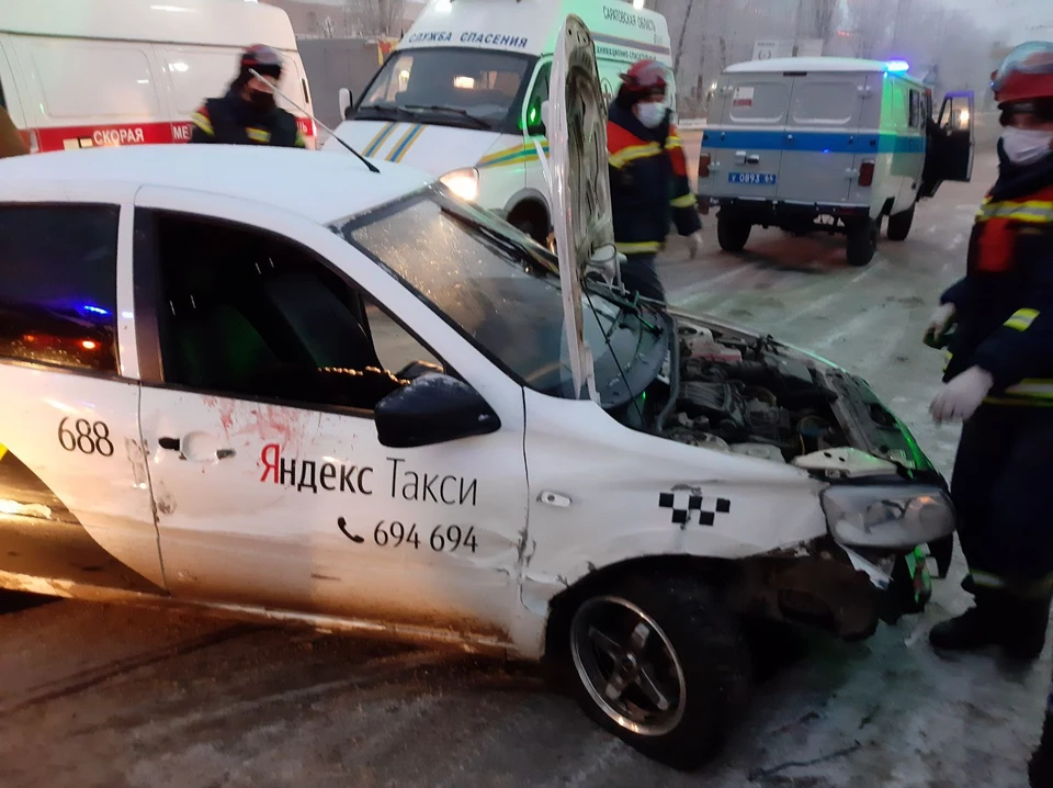Автомобиль такси врезался в столб