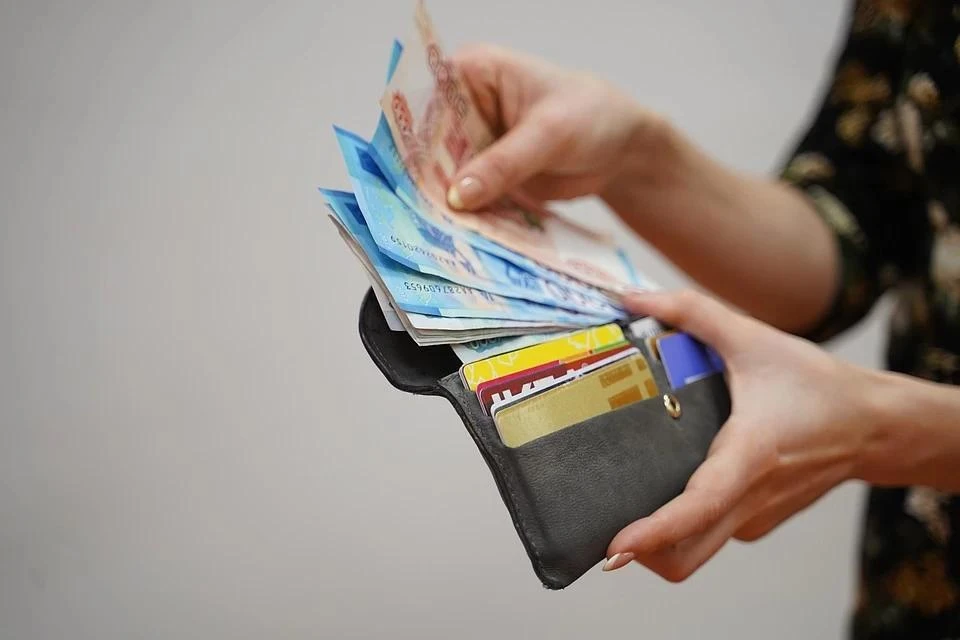 В России увеличили МРОТ до 12,8 тысячи рублей