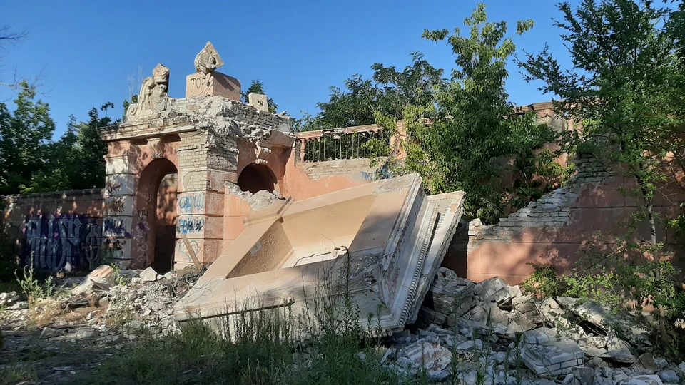 В июле этого 2020 года руины "Монолита" снесла тяжелая техника.