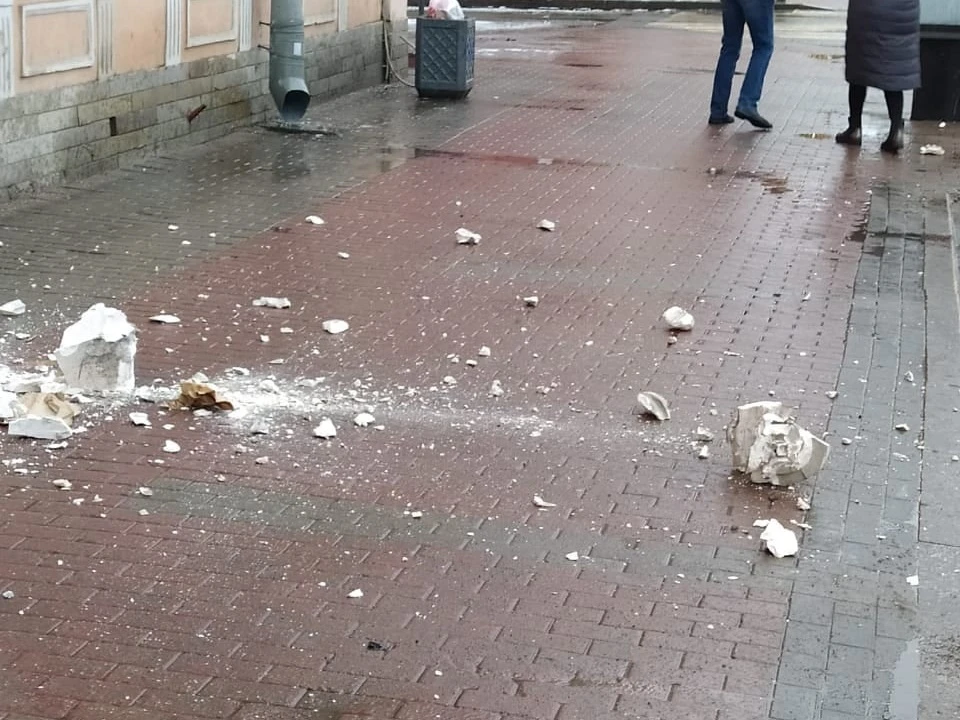 В центре Петербурга опять падала лепнина. Фото: vk.com/mytndvor