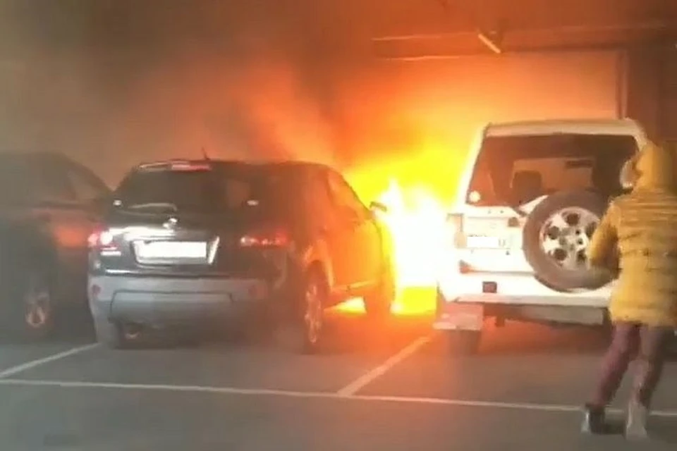Автомобиль загорелся на крытой парковке
