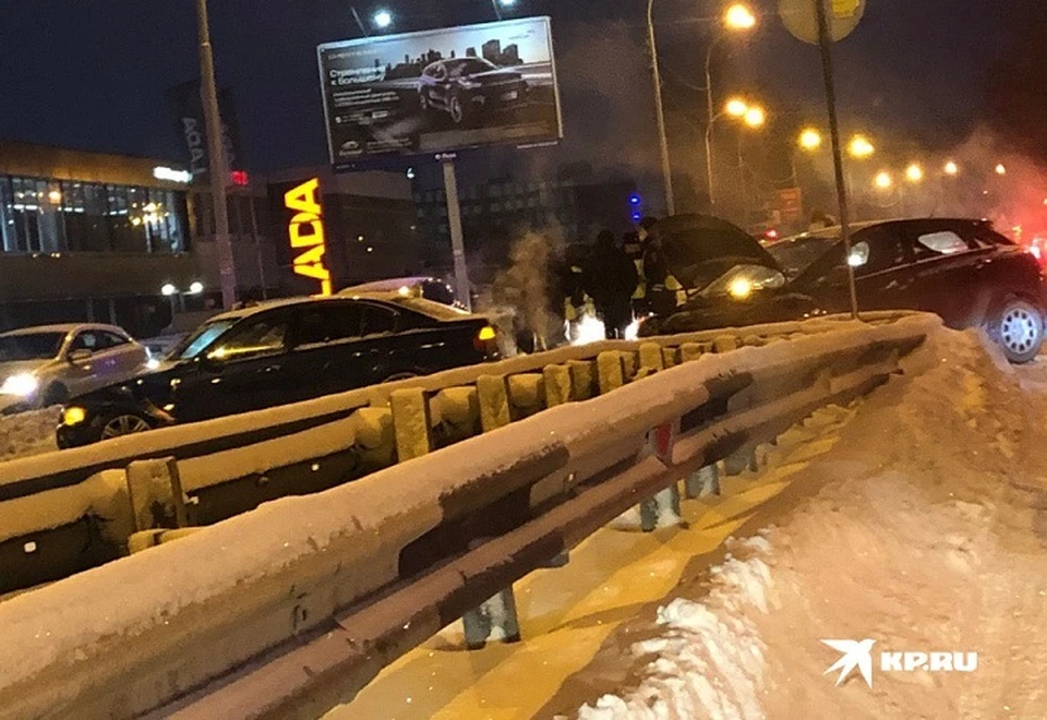 Сейчас на место аварии приехали инспекторы ГИБДД. Фото: читатель "КП"