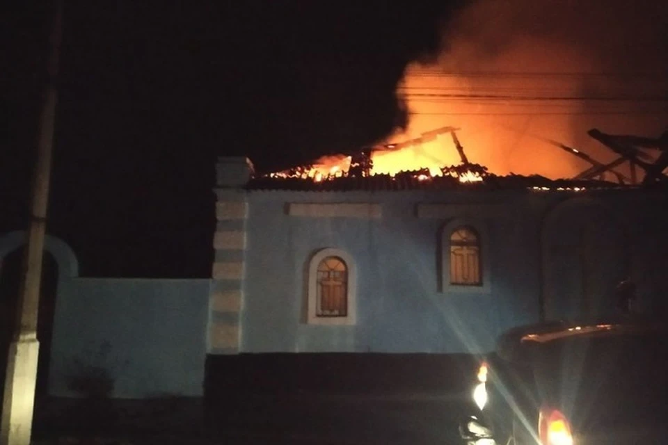 Огонь полностью охватил крышу храма. Фото: t.me/Prikhodko1970