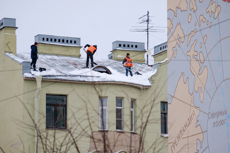 Сегодня к уборке внутриквартальных территорий Санкт-Петербурга привлекли 8240 дворников и 345 спецмашин.