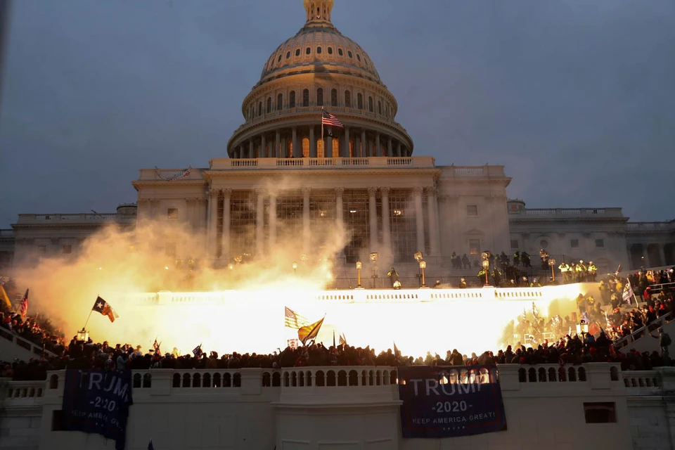 Сотни демонстрантов ворвались в здание Капитолия (парламента США), где члены обеих палат официально утверждали итоги президентских выборов 3 ноября.