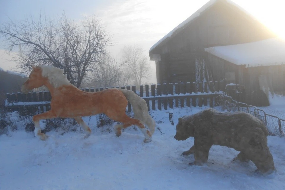 В 2021 году Леонид Дербенев слепил в своем дворе из снега лошадь, убегающую от медведя. Фото: Леонид ДЕРБЕНЕВ