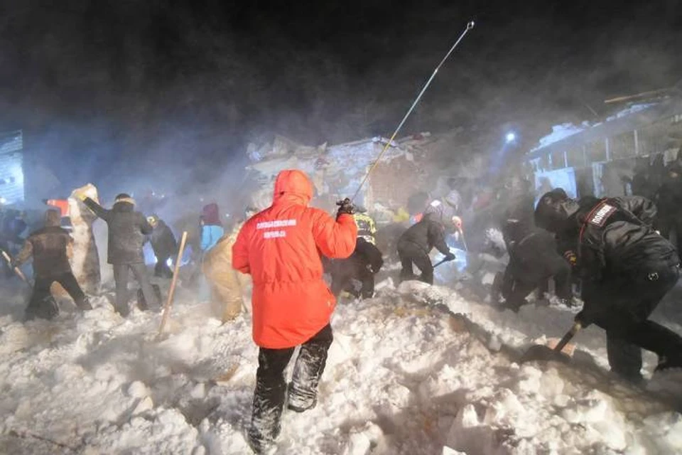 На месте схода лавины работают сотни людей. Фото: Денис Кожевников/ТАСС