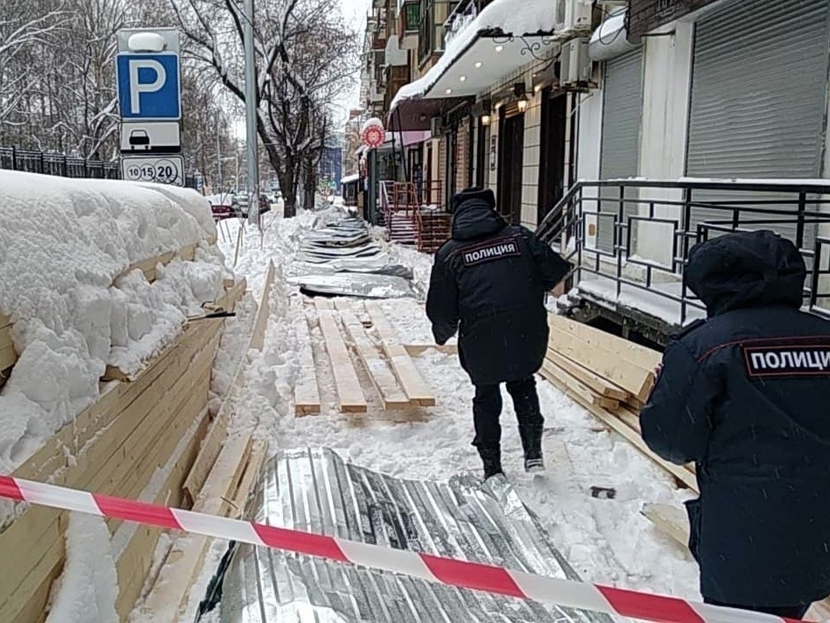 Сложился, как карточный домик»: подробности ЧП в Перми, где три женщины  пострадали от рухнувшего забора - KP.RU