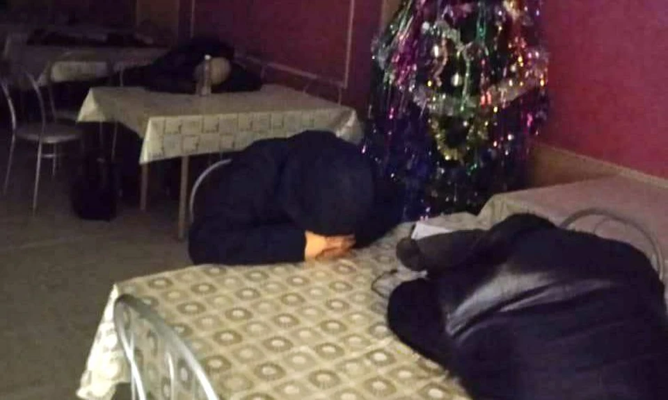 Некоторые из омичей вернулись домой на попутках.